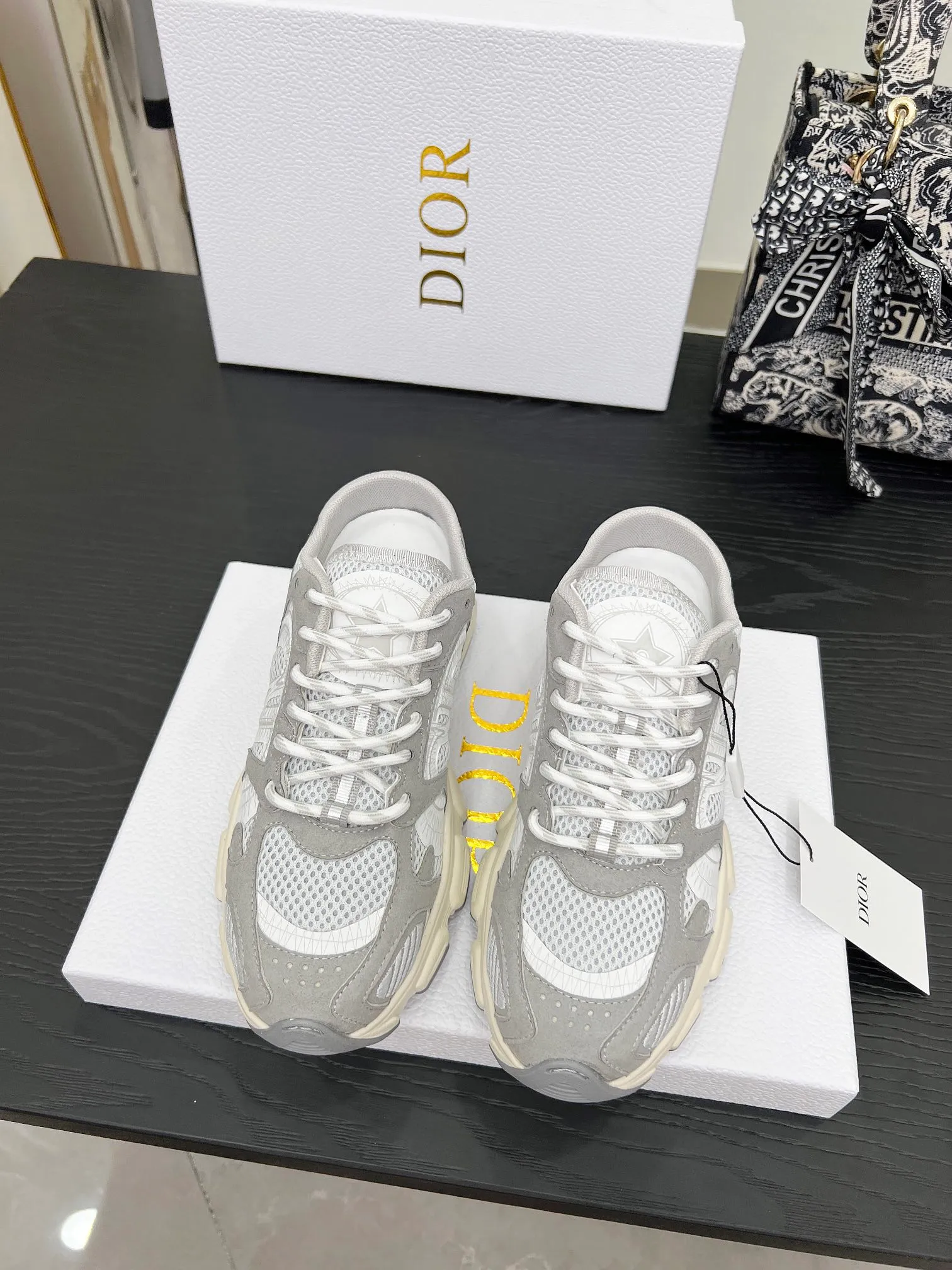 👟👟Ex-factory price 520👟👟 This Dior Chrono sports half slipper reinterprets running shoes with Dior's high-end style. Gray mesh fabric is paired with tonal suede calfskin panels, the CD logo on the side, the star patch on the tongue and the Dior logo on the heel, all in classic fine detail. Featuring two-tone laces and a lightweight sole with star graphics, they can be worn year-round. Size: Women’s size 35-41 (35/42 can be customized) Men’s size 40-46 (men’s version is being printed) Color: 12 colors available
